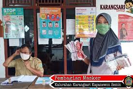 Seluruh warga sekolah/tamu menggunakan kendaraan roda empat, wajib membuka jendela dan bagi yang menggunakan kendaraan roda dua tidak diperkenankan berboncengan. Pembagian Masker Gratis Kepada Sd Payaman Ii Website Karangsari