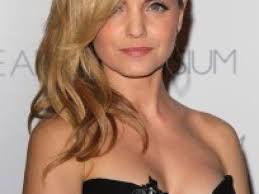 11-mena-suvari-bangs-haircut-celebrity-beauty-h724-204x300