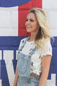 The Overall Trend 10 Different Ways To Rock This Trend Nashville Wifestyles Cute Overall Outfits Styling Overalls Summer Outfits