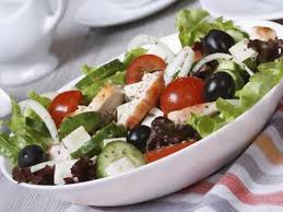 Za spremanje salate neophodno je pripremiti luk, krastavac, paradajz, feta, so, maslinovo ulje. Grcka Salata S Piletinom