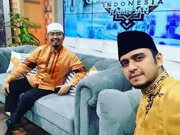 Kenangan masa kecil begitu jelas terbayang. Jadi Host Cahaya Hati Ini 9 Potret Ali Zainal Bareng Para Pendakwah