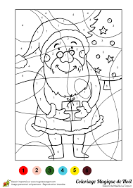 Dessins des habits du père noël. Dessin A Colorier D Un Pere Noel Et D Un Cadeau