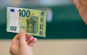 Le billet « europe » de 20 euros a été dévoilé mardi 24 février par la banque centrale européenne (bce). Les Nouveaux Billets De 100 Et 200 Euros Arrivent Ce Mardi