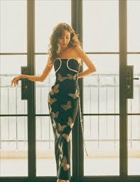 杨幂的“高冷御姐”形象立住了！穿包身款露肩蝴蝶礼裙，又纯又欲_款式_设计_时尚