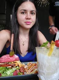 Lección de vida: nunca compren cosas de colores anormales , no me encantó  el pan rojo xD