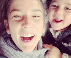 A pesar de que con alejandro basteri mantiene una relación muy cercana, con su hermano menor es diferente, y a poco más de 20 años de distancia, todo indica que las cosas van a cambiar en este aspecto para el sol Revelan Que Sergio Basteri El Hermano Perdido De Luis Miguel Vive En Espana Tiene Una Hija Y Es Empleado De Una Famosa Tienda Gente Online