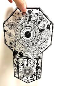 1枚の紙を切り抜いて絵を作る切り絵 小学校の図工の時間に習った人も多いだろう 紙のラインが途切れないように切るのが難しく 必然的にそこまで細かい絵は描けない 切り絵 立体切り絵 切り絵 図案