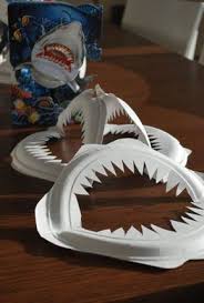 Credit Photo Dollar Store Crafts On Ne Sait Jamais Vous Avez Peut Etre L Intention D Organ Assiettes En Papier Travail Manuel Autour Du Requin Assiette Carton