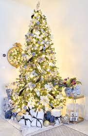 Check spelling or type a new query. Chinoiserie Christmas Tree With Blue White Silver And Gold Ornaments Ginger Jars And Chinoiserie Christmas Chinoiserie Christmas Tree Christmas Tree Themes