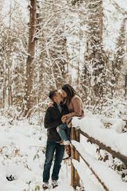 Snowy Seattle Winter Engagement Couples Session A Big Snowstorm Was The Perfect Opportunity Snow Engagement Photos Couple Photography Winter Winter Couples