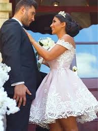 Du hast dir für dein brautkleid ein kleineres budget gesetzt, möchtest aber trotzdem nicht auf ein neues und ungetragenes designerkleid verzichten? A Linie Off Die Schulter Kurz Rosa Satin Brautkleid Mit Spitze Brautkleider 146 99 Simple Dress Com