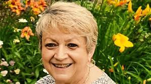 Lora Walls's Instagram, Twitter & Facebook