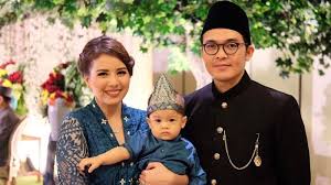 Nama pakaian adat kepulauan riau sendiri adalah kebaya labuh dan teluk belanga. Pakai Baju Adat Melayu Kegantengan Anak Tya Ariestya Ini Sukses Bikin Netizen Meleleh Tribunstyle Com