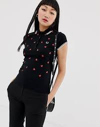 Livraison rapide et le suivi facile de vos commandes. Fred Perry Amy Winehouse Foundation Gestricktes Polohemd Mit Herzaufdruck Asos