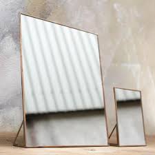 Miroir A Poser Rectangulaire 2 Teintes Kiko Nkuku Decoclico Miroir A Poser Miroir Sur Pied Et Miroir Laiton