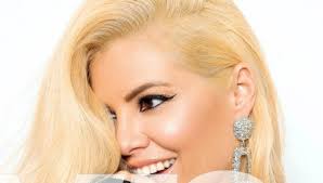 Το 1961, η αλίκη βουγιουκλάκη ήταν ήδη η «βασίλισσα» της ελληνικής μεγάλης οθόνης, ένας τίτλος που ελάχιστες φορές θα ετίθετο υπό αμφισβήτηση τα επόμενα χρόνια μέχρι το τέλος της δεκαετίας. Alikh Boygioyklakh Star Gr