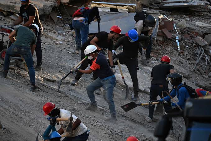 Solos frente a la tragedia, los venezolanos remueven los escombros con pico  y pala en busca de sobrevivientes - Compacto Diario