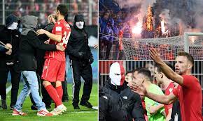 Beim auswärtsspiel von union berlin beim 1. Ultras Held Back By Their Own Players And Fireworks On The Pitch Berlin Derby Had It All Daily Mail Online