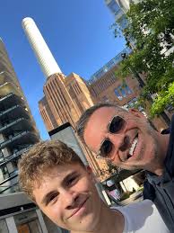 Does anybody know who the evri delivery driver is for the birds estate !?  Please 🙏