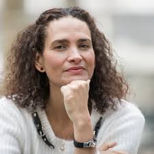 La jeune femme s'installe à paris, où elle intègre. Frederique Bedos A La Page Librairie La Page