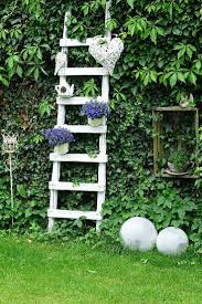 Lieblich Verspielt Kommt Diese Hubsche Leiter Mit Dekoelementen Und Pflanzen Daher Gartendeko Dek Veranda Pflanzen Leiter Dekoration Indoor Pflanzen Dekor