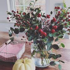 Herbstlicher Strauss Aus Eukalyptus Und Hagebutten Herbst Dekoration Dekoration Tisch Dekorieren
