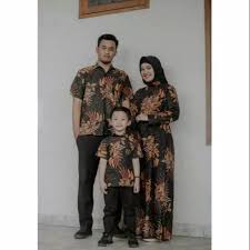 Tergantung dari persiapan dan kemampuan kedua pasangan dan keluarganya. 46 Gambar Baju Couple Ayah Ibu Dan Anak Laki Laki Umur 2 Tahun Paling Keren Modelbaju Id