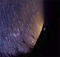 (noc z 11 na 12 sierpnia) i jutrzejszej (noc z 12 na 13) spadające gwiazdy osiągną swoje maximum aktywności. Starry Night Shooting Stars Stars Starry Night