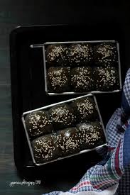 Penyulingan ini akan menghasilkan cairan aromatik beserta minyaknya. Roti Sobek Hitam Jajane Vivi