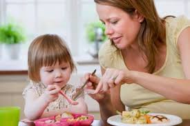 Kebaikan amalan makan bersama seisi keluarga. Manfaat Makan Bersama Keluarga Bagi Kecerdasan Anak Nakita