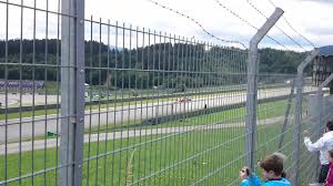 Max verstappen hat das erste wochenende auf dem red bull ring in der kleine vorsprung von red bull gegenüber mercedes bestätigte sich, was ein spannendes rennen am sonntag (15.00 uhr) garantieren sollte. F1 Osterreich Gp 2015 Spielberg Gerade Stehplatz Youtube