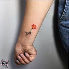 Minik Cicek Dovmesi Tiny Flower Tattoo In 2020 Leaf Tattoos Tattoos Maple Leaf Tattoo