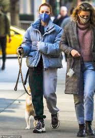 Lili is a 1953 american film released by mgm. Lili Reinhart And Her Riverdale Co Star Madelaine Petsch Are Bundled Up Aktuelle Boulevard Nachrichten Und Fotogalerien Zu Stars Sternchen
