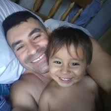 🚨 Cayó una pala mecánica en el Arroyo Tapalqué. 🚔 Efectivos policiales  llegaron al lugar y se encontraron con el vehículo pesado dado vuelta en el  agua. 🚒 Aguardan la llegada de