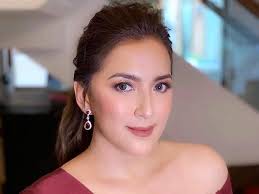 Helen (ara mina) and dave (paolo paraiso) are a happy couple, but their relationship is tested when helen's younger sister cleo (cristine. Ara Mina To Michael V After Watching Family History Kakaiba Ka Talaga