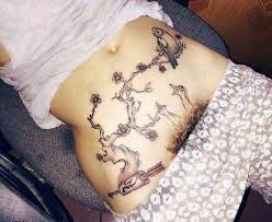 There are various examples of the idiom appearing in early print dating back to the 16th century; A Bird In The Hand Is Worth 2 In The Bush Nsfwfunny