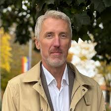 Daniel Bäckström duckar