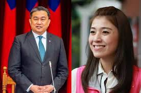 週刊稱王定宇留宿顏若芳住處期間，有時女方若早起外出，還會帶早餐給王定宇，成了二人「同居祕戀的證據」。 前年(108年) 總統蔡英文競選連任辦公室發言人廖泰翔、阮昭雄、顏若芳曾自製直播節目，名稱就叫「一起吃早餐」。 | 2021/03/09 Cujgkbqk9l3tdm