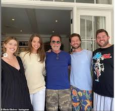 Chris morgan , der ebenfalls als produzent des kommenden films aufgeführt wird, hatte hierfür die handlung ersonnen, die motive des bisher unverfilmten drehbuches von john milius mit dem titel king conan aufgreifen sollte. Arnold Schwarzenegger Feiert Den Vatertag Mit Seinen Kindern Und Ex Frau Maria Shriver Aktuelle Boulevard Nachrichten Und Fotogalerien Zu Stars Sternchen