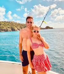 Carter reum has a healthy body weight to match the height. Paris Hilton Shares Exciting News Following Shock Baby Announcement Hello