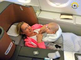 1 ab wann sind babys bereit zu sitzen? Mit Baby Business Class Fliegen Kindimgepack Reiseblog