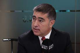 Mario desbordes es exalumno del liceo 109, de la escuela 556, abogado, expaco a mucha honra, papá, abuelo, colocolino, marido, enamorado, romántico, vinero, petrolero porque me gusta más el tinto que el blanco y que hoy es candidato presidencial: Mario Desbordes Defiende Llegada De Sebastian Sichel Al Gabinete El Presidente Tiene Razon En Convocar Gente Que No Ha Estado Historicamente En Nuestra Vereda Y Que Ha Ido En Una Transicion Al Centro Duna 89 7 Duna 89 7