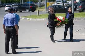 Родители жанны фриске, ее сестра наталья и подруга ольга орлова присутствовали на церемонии до самого окончания. Rossiya Prostilas S Zhannoj Friske Kotoroj Soperezhivala Vsya Strana Reportazh S Nikolo Arhangelskogo Kladbisha