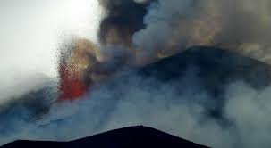 Stasera si è verificata una nuova, spettacolare eruzione sul vulcano con una intensa fontana di lava, accompagnata da. Etna Nuova Spettacolare Eruzione Del Vulcano Stamani Resta Aperto L Aeroporto Di Catania