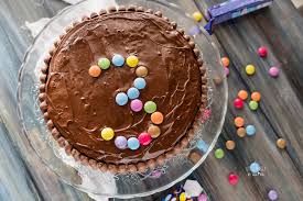 Un perfetto buffet di compleanno per bambini deve assolutamente prevedere anche una parte di dolcetti. Torta Di Compleanno Al Cioccolato Facile E Quasi Magia In Cucina