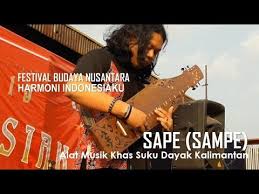 Cara memainkan alat musik tersebut adalah dengan cara ditiup. Sape Sampe Alat Musik Khas Suku Dayak Kalimantan Festival Budaya 2019 Harmoni Indonesiaku Youtube