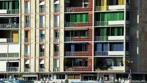 Telle Une Toile Les Couleurs Vives Bleu Orange Jaune Et Vert Egaient La Facade De Beton Des Immeubles De La Frontale A Toulon C C Toulon Portes Immeuble