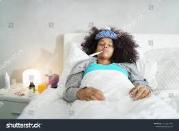 evde yatak odasinda grip olmus afrikali stok fotografi simdi duzenle 1115357936