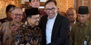 Hasil tesisnya di bidang penerbangan sempat menarik perusahaan besar seperti boeing dan airbus. Kenangan Anwar Ibrahim Ketika Menginap Di Rumah Habibie Di Jerman Merdeka Com