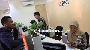 Sehingga mudah menyerap keringat dan nyaman dipakai. Foto Peringati Hari Batik Nasional Pegawai Bni Syariah Kenakan Batik Tribun Pekanbaru